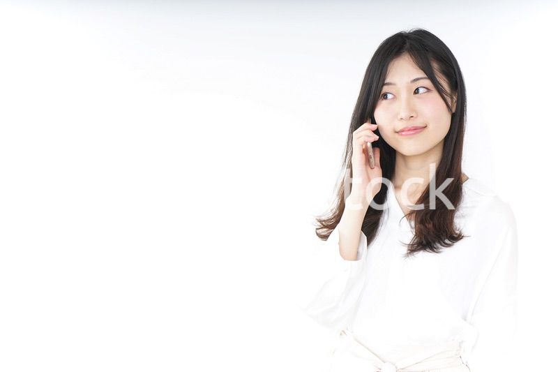 笑顔でスマホを使う若い女性