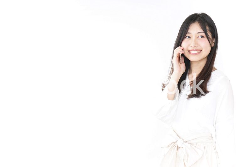 笑顔でスマホを使う若い女性