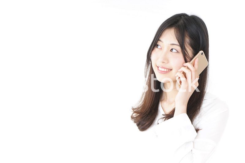笑顔でスマホを使う若い女性