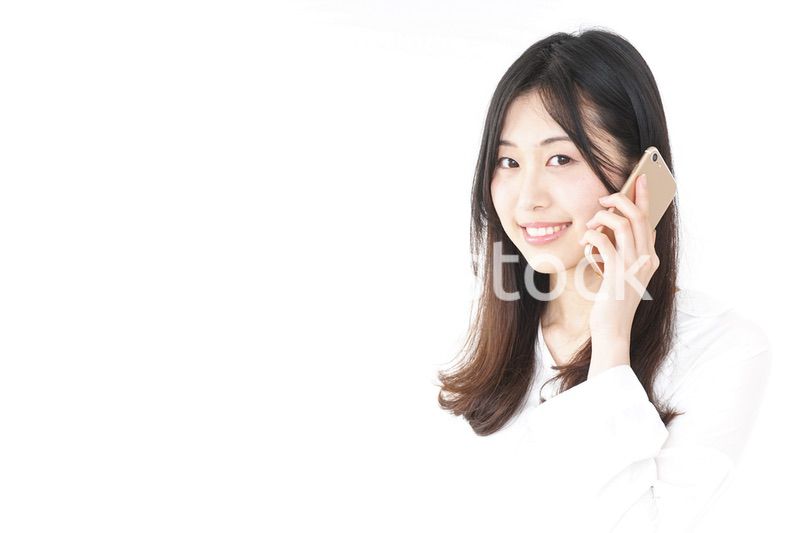 笑顔でスマホを使う若い女性