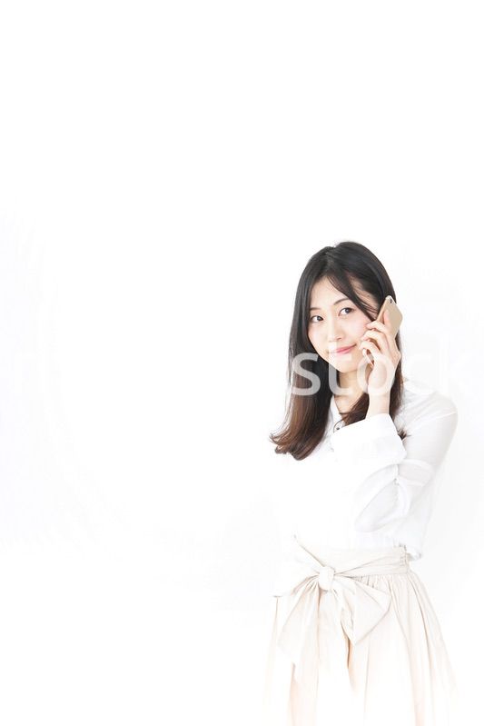 笑顔でスマホを使う若い女性