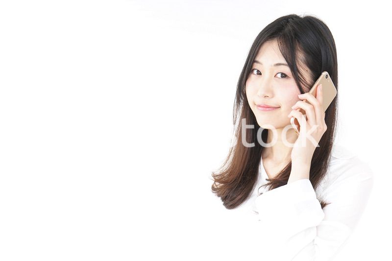 笑顔でスマホを使う若い女性