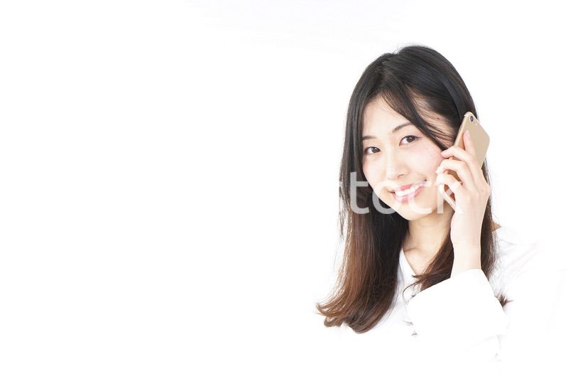 笑顔でスマホを使う若い女性