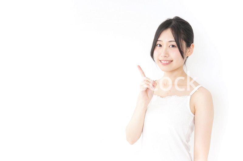 ポイントを指差す若い女性