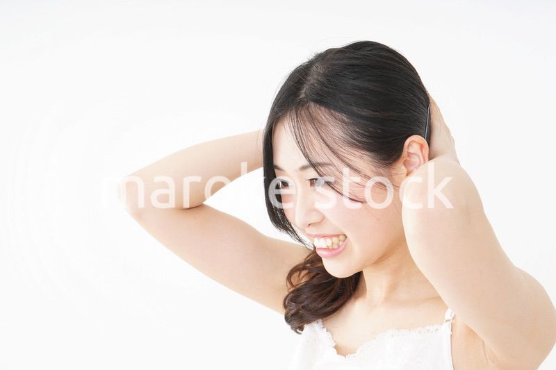 髪の毛をセットする若い女性