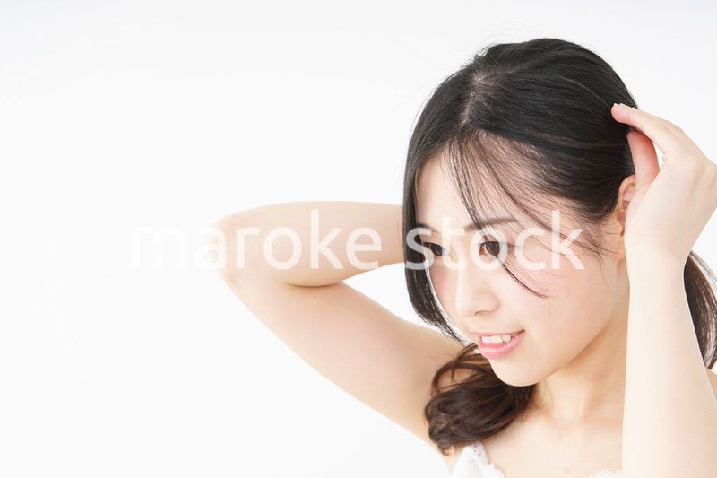 髪の毛をセットする若い女性