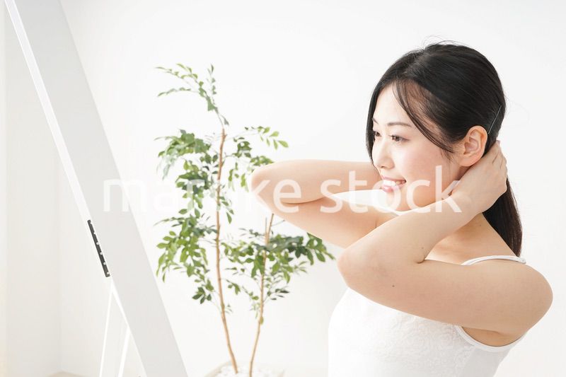 髪の毛をセットする若い女性