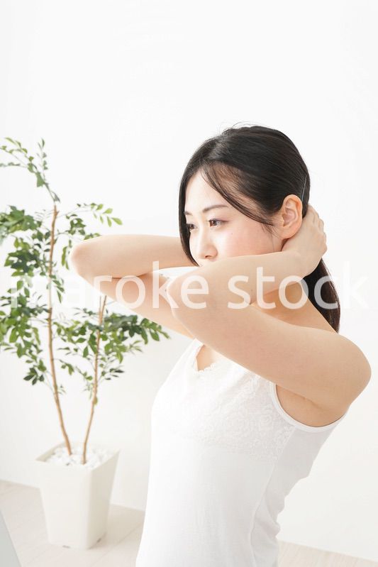 髪の毛をセットする若い女性