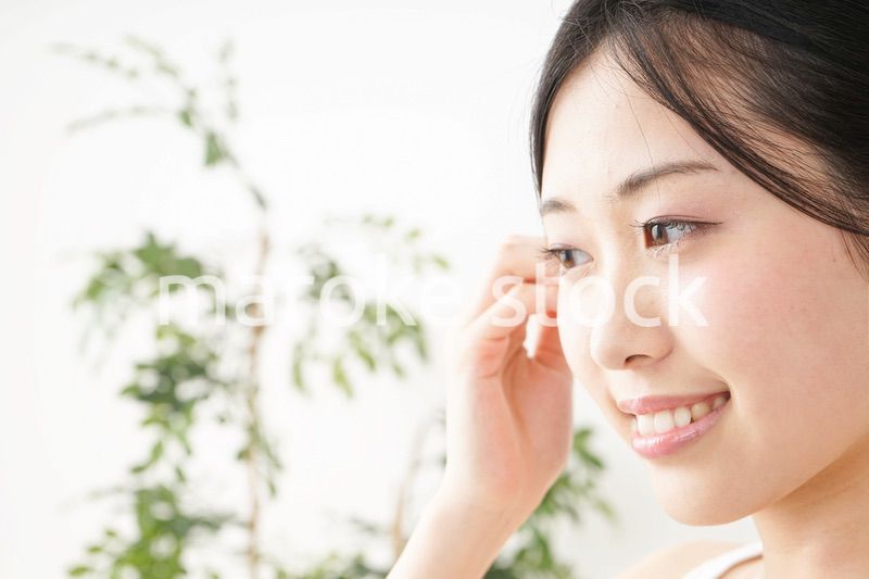 髪の毛をセットする若い女性