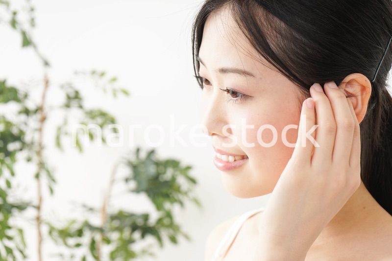 髪の毛をセットする若い女性