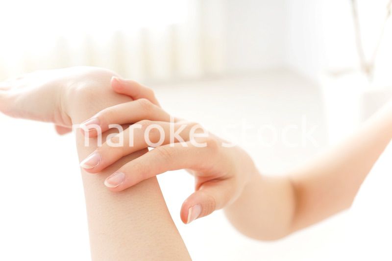 ハンドクリームを塗る女性