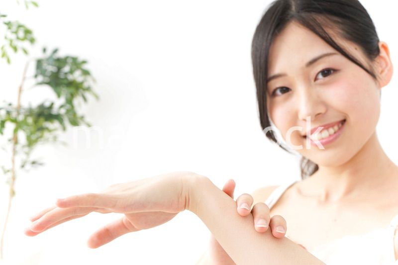 ハンドクリームを塗る女性