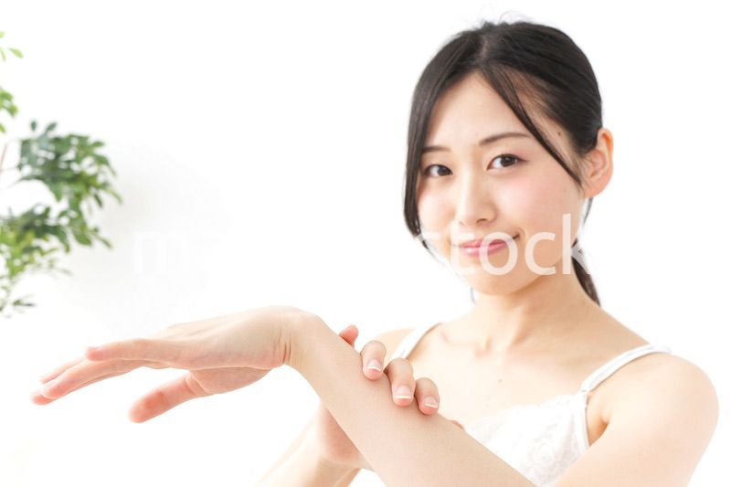 ハンドクリームを塗る女性