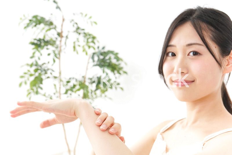 ハンドクリームを塗る女性