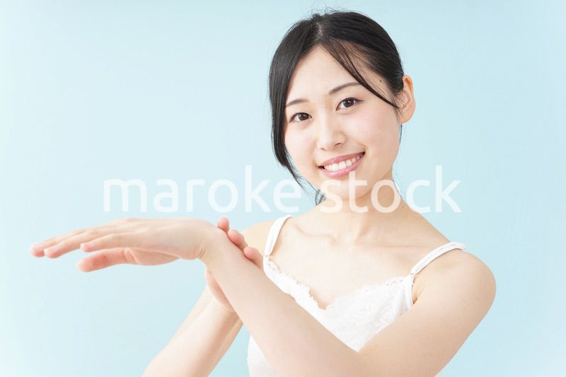 ハンドクリームを塗る女性