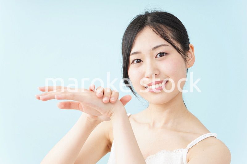 ハンドクリームを塗る女性