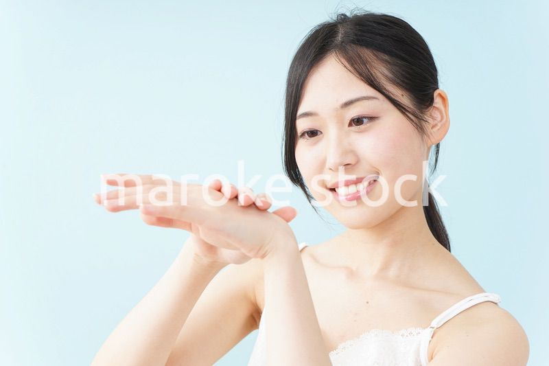 ハンドクリームを塗る女性