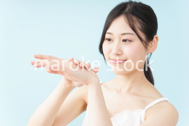 ハンドクリームを塗る女性
