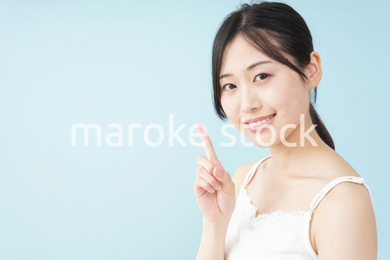 ビューティーアドバイスをする女性