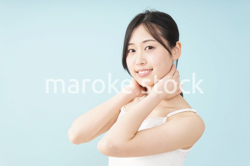 ボディケアをする若い女性