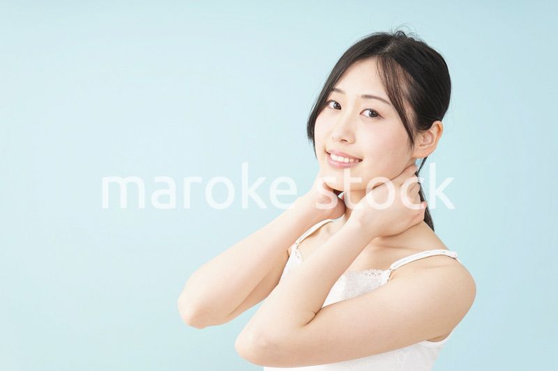 ボディケアをする若い女性