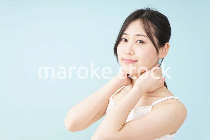 ボディケアをする若い女性