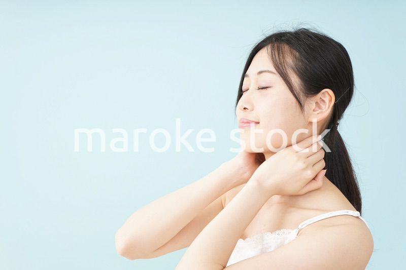 ボディケアをする若い女性