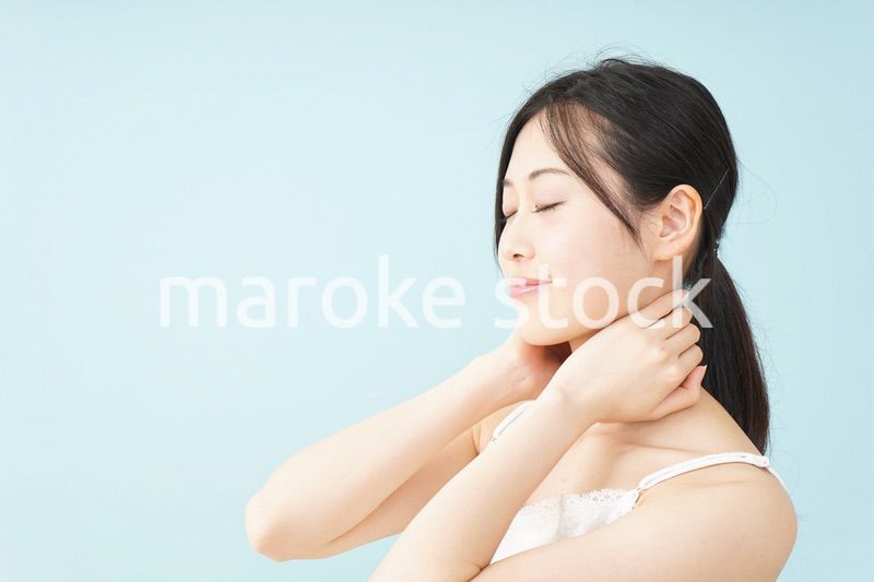 ボディケアをする若い女性