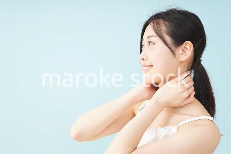 ボディケアをする若い女性