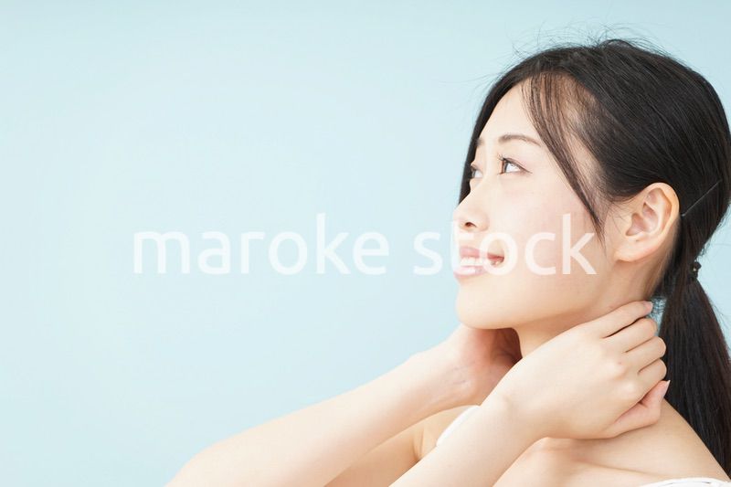 ボディケアをする若い女性