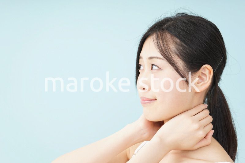 ボディケアをする若い女性