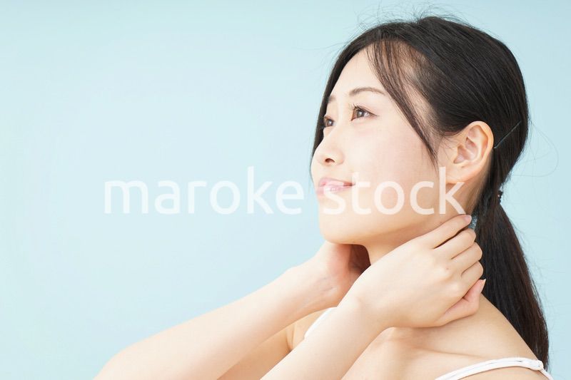 ボディケアをする若い女性