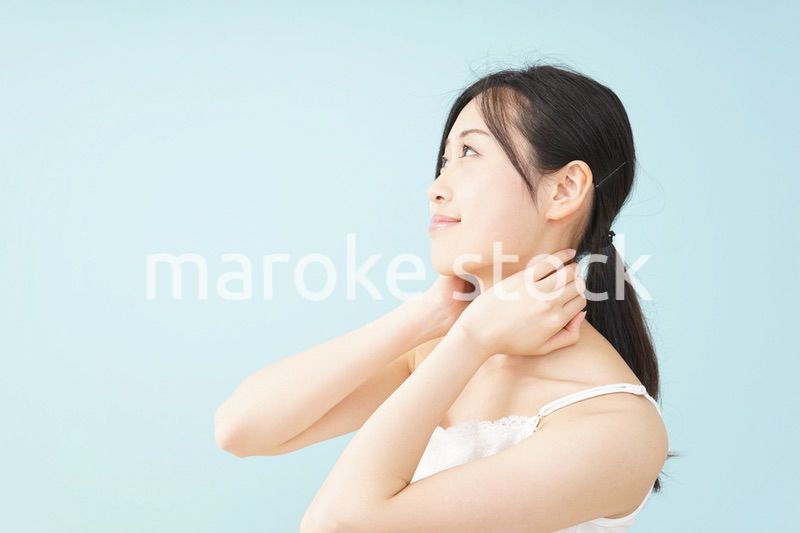 ボディケアをする若い女性