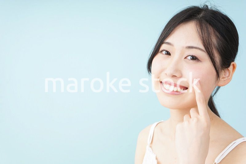 ビューティーアドバイスをする女性