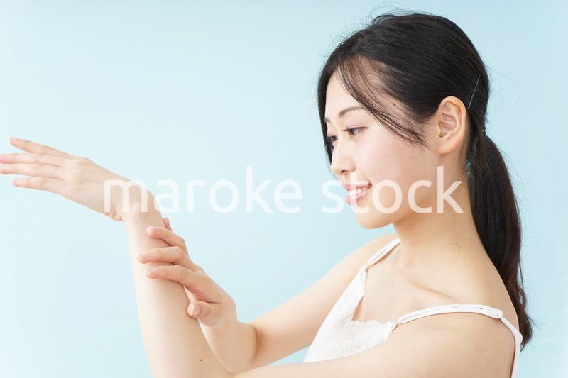 ハンドクリームを塗る女性