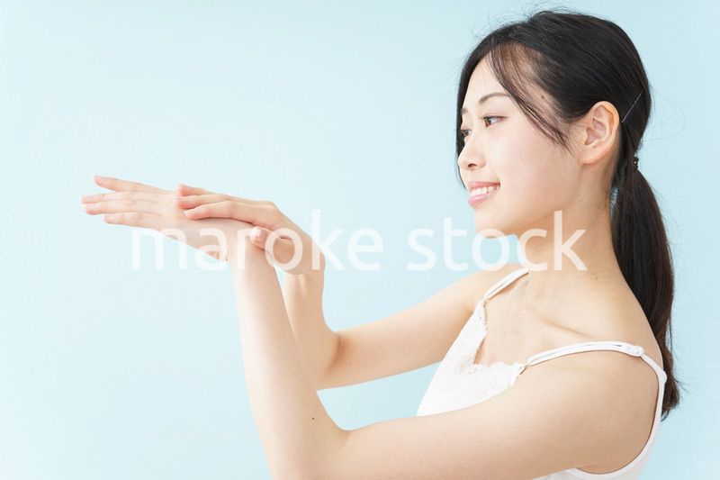 ハンドクリームを塗る女性