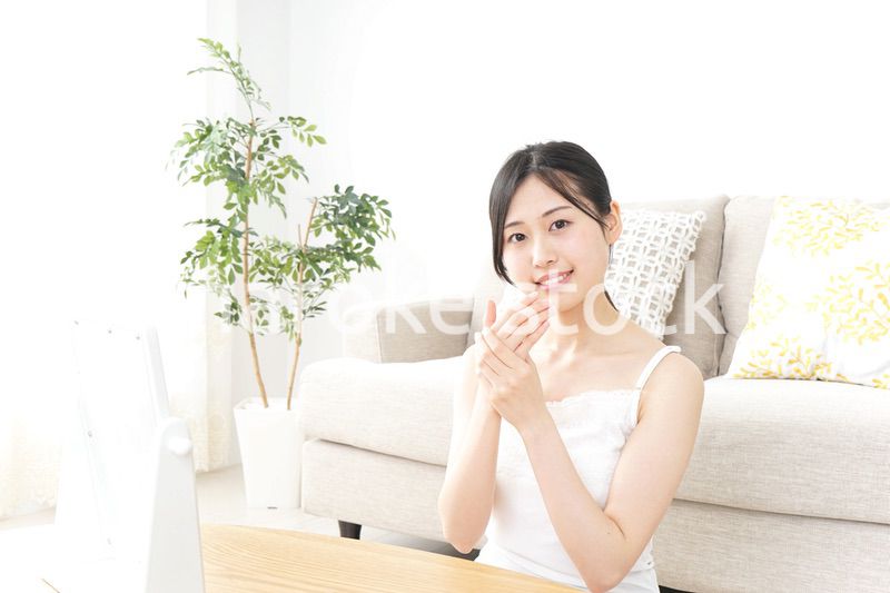 ハンドクリームを塗る女性