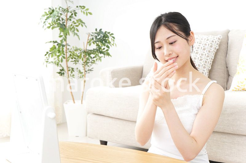 ハンドクリームを塗る女性