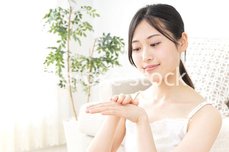 ハンドクリームを塗る女性