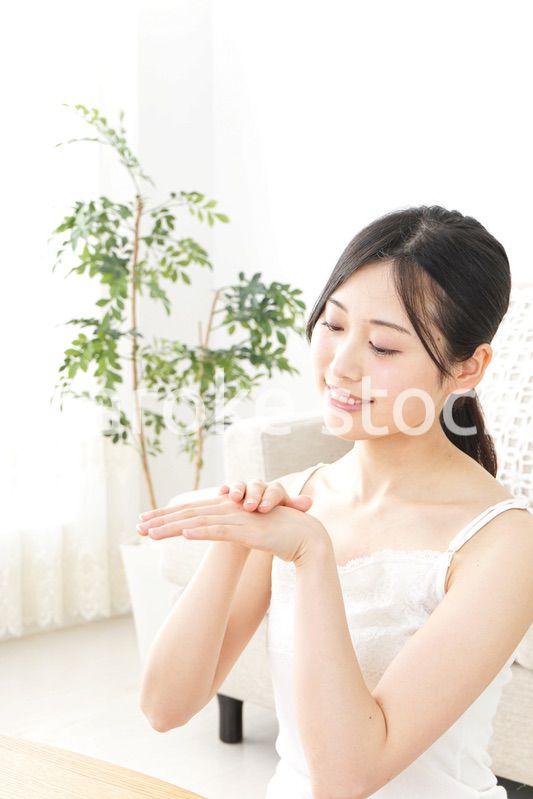 ハンドクリームを塗る女性