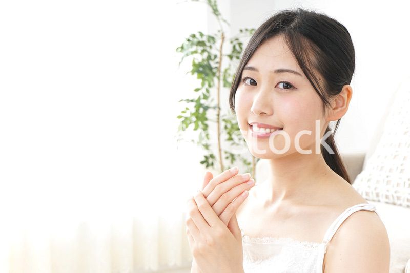 ハンドクリームを塗る女性