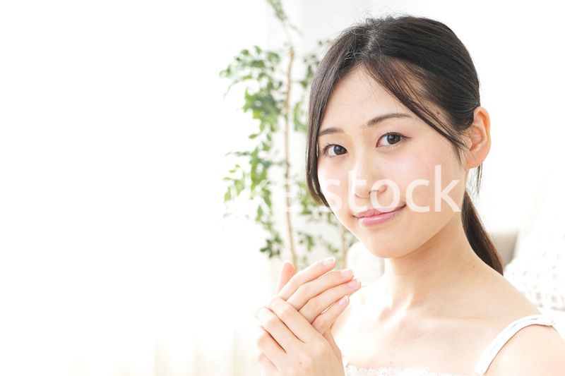 ハンドクリームを塗る女性