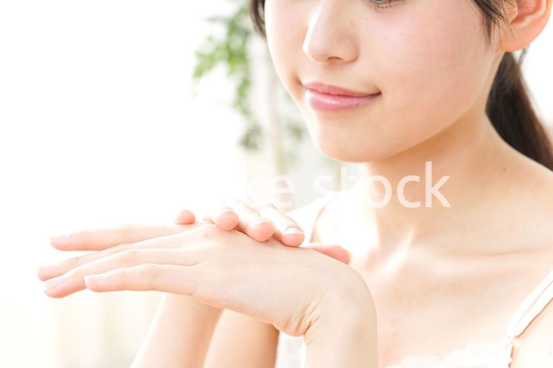 ハンドクリームを塗る女性
