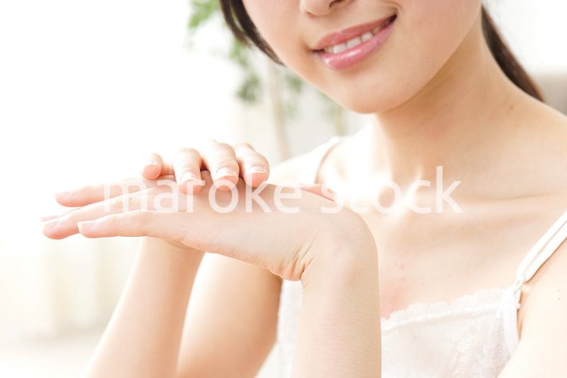 ハンドクリームを塗る女性