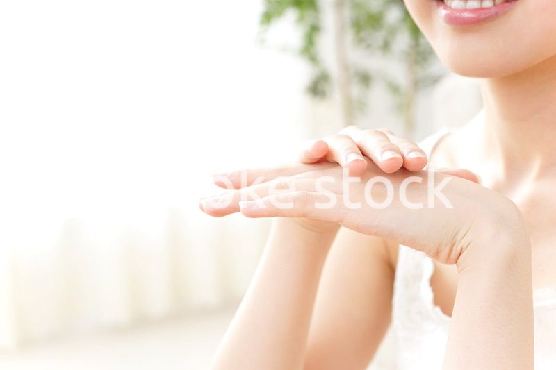 ハンドクリームを塗る女性