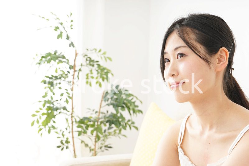 お風呂上りにリラックスをする女性