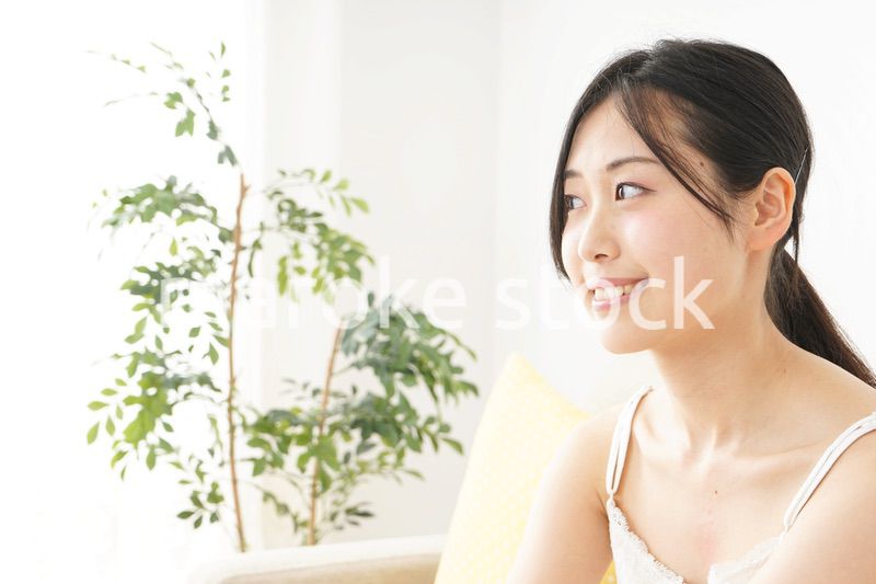 お風呂上りにリラックスをする女性