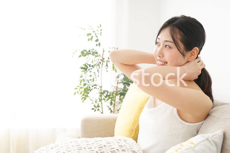 お風呂上りにリラックスをする女性