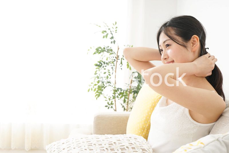 お風呂上りにリラックスをする女性