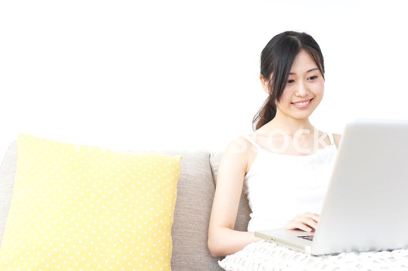 リラックスしてパソコンを使う女性